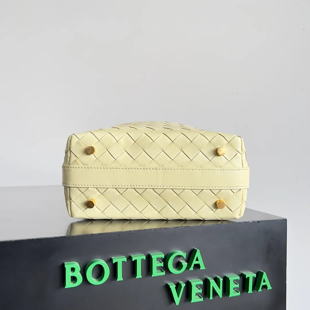 Batch 1360 It is predicted that BV Bottega’s lunch bag will be popular again this year. The entire bag is made of top nappa lambskin, which is very soft and lightweight. It also uses the intrecciato weaving process that the two founders spent several months developing from the beginning of the brand. It is completely hand-woven by Italian craftsmen. It perfectly reflects the craftsmanship of Bottega. The entire bag shape is also a very practical and popular lunch box bag type. The slightly curved arc of the bag mouth can also better fit our wrists. Style number: 754443 Size: 22*13*9